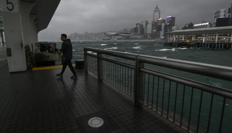 Topan Wipha Sebabkan Gangguan Penerbangan di Hong Kong dan Tiongkok